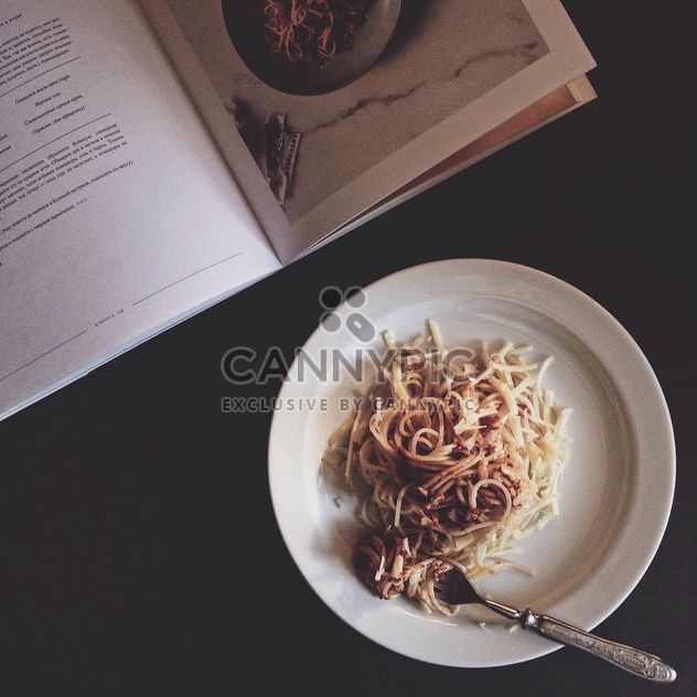 Italian pasta and magazine - image gratuit #360373 