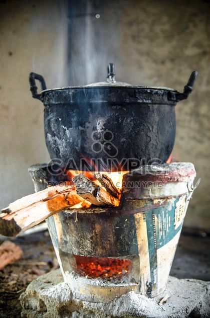 Old pot on fire - image gratuit #452473 