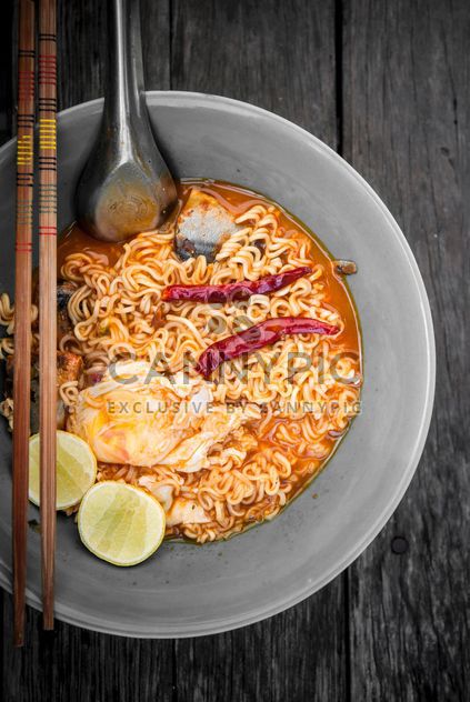 Thai noodle in bowl on wooden background - image #452483 gratis