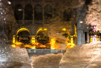 Aperol Bar at Milan's Piazza del Duomo on a rainy evening - бесплатный image #453633