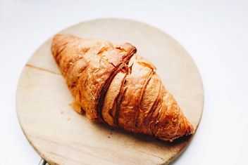 Nahaufnahme eines Croissants auf einem Holzbrett - бесплатный image #456013