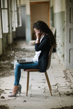 A business woman working on a laptop in an abandoned house. - Kostenloses image #471413