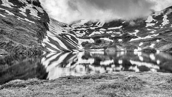 Mountain lake with reflections - image #472843 gratis